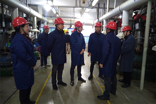 公司領(lǐng)導(dǎo)慰問(wèn)春節(jié)期間應(yīng)急生產(chǎn)的一線員工