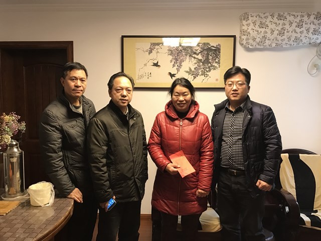 公司工會(huì)慰問勞模和困難職工家庭